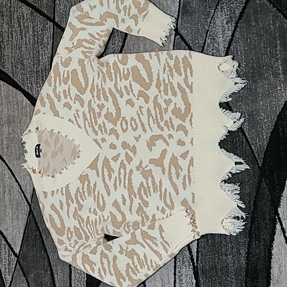 BLUE B FRAYED EDGE V-NECK LEOPARD PRINT SWEATER